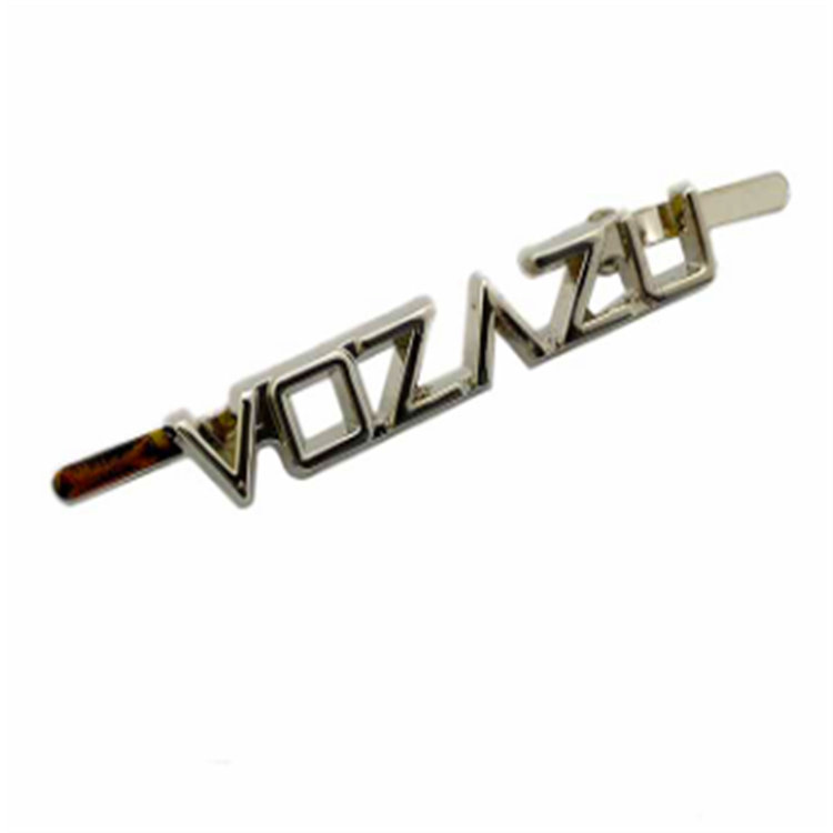 Zlatni prilagođeni slovni logotip na stražnjoj metalnoj ploči za torbu
